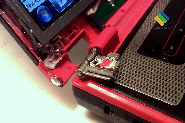 Sửa Bản Lề Laptop Phường Linh Xuân Lấy Liền, Giá Chỉ Từ 200K 3 Kỹ thuật viên kiểm tra độ chắc chắn của bản lề sau khi gia cố chân ốc