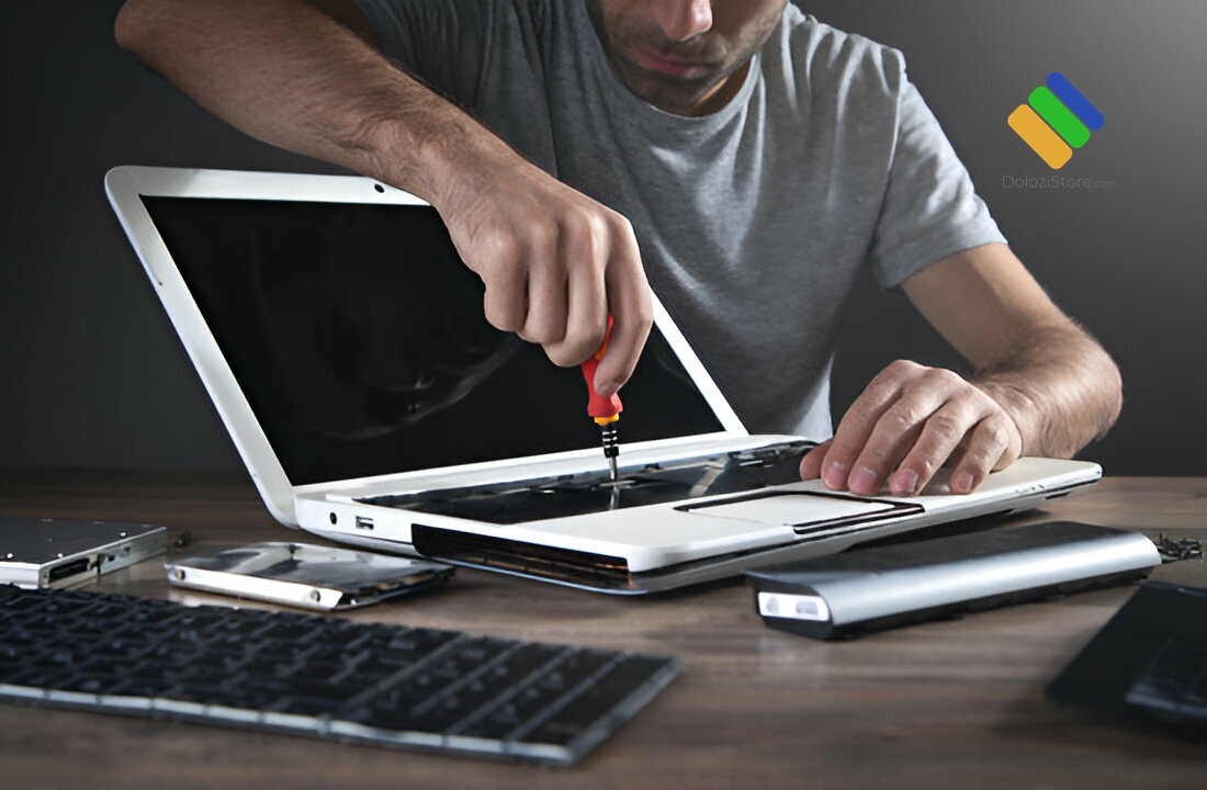 Kỹ thuật viên thực hiện gia cố bản lề laptop tại Phước Long