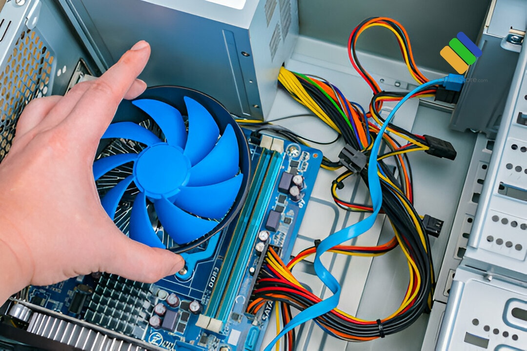 Kỹ thuật viên đang làm sạch bụi bẩn trên quạt tản nhiệt laptop cho khách hàng tại chi nhánh Phường Khánh Hội Quận 4