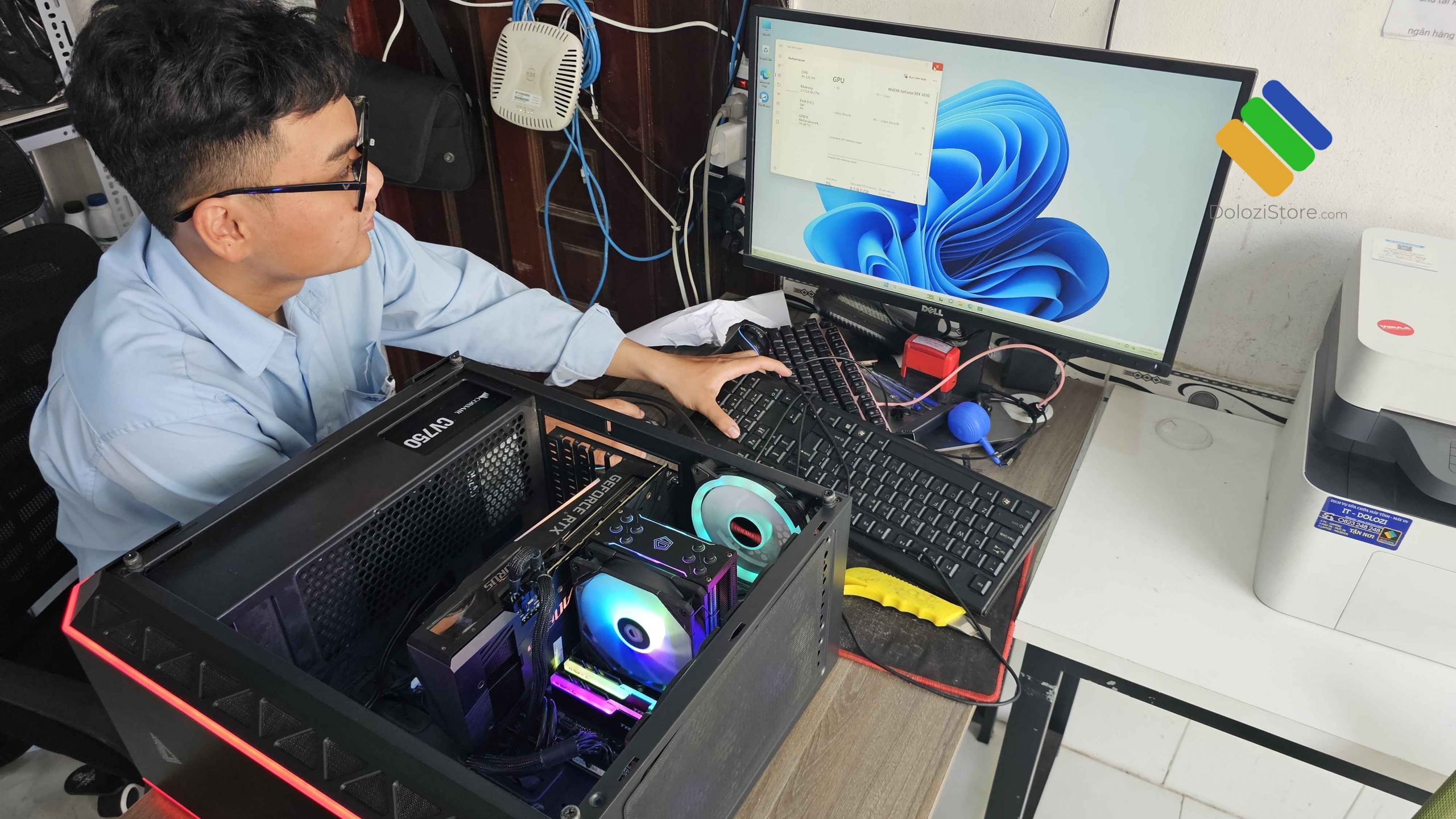 Kỹ thuật viên sửa chữa thiết bị tại Dolozi