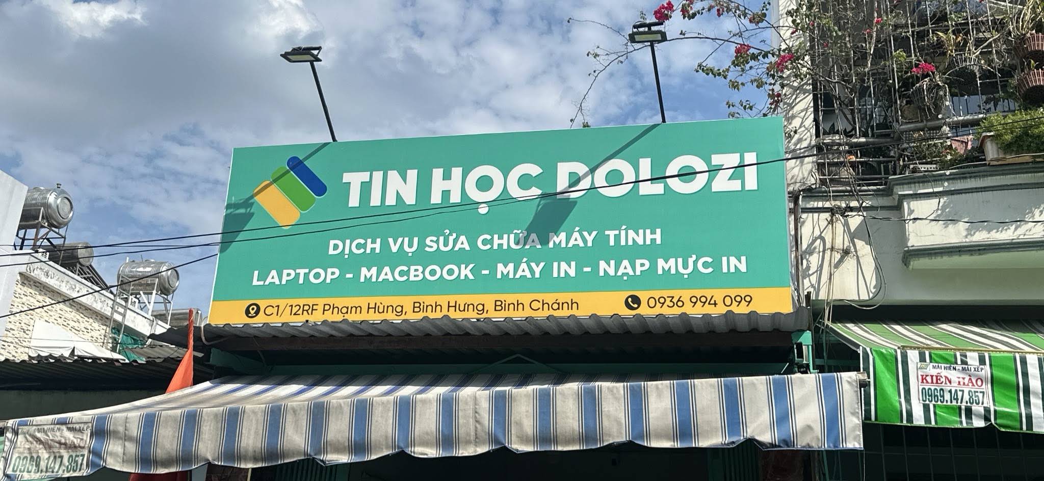 Kỹ thuật viên Dolozi Store đang tư vấn sửa chữa máy tính cho khách hàng tại chi nhánh Bình Chánh