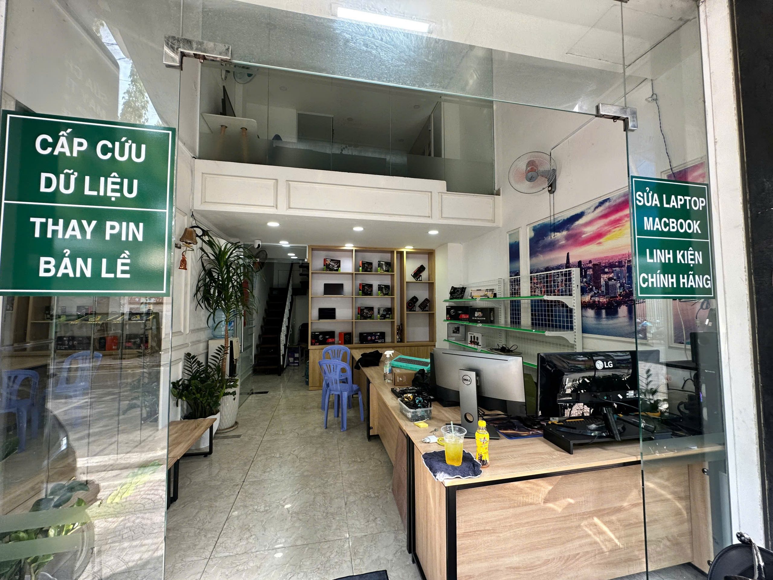 Khu vực tiếp nhận và nội thất cửa hàng máy tính Dolozi Store Quận 4
