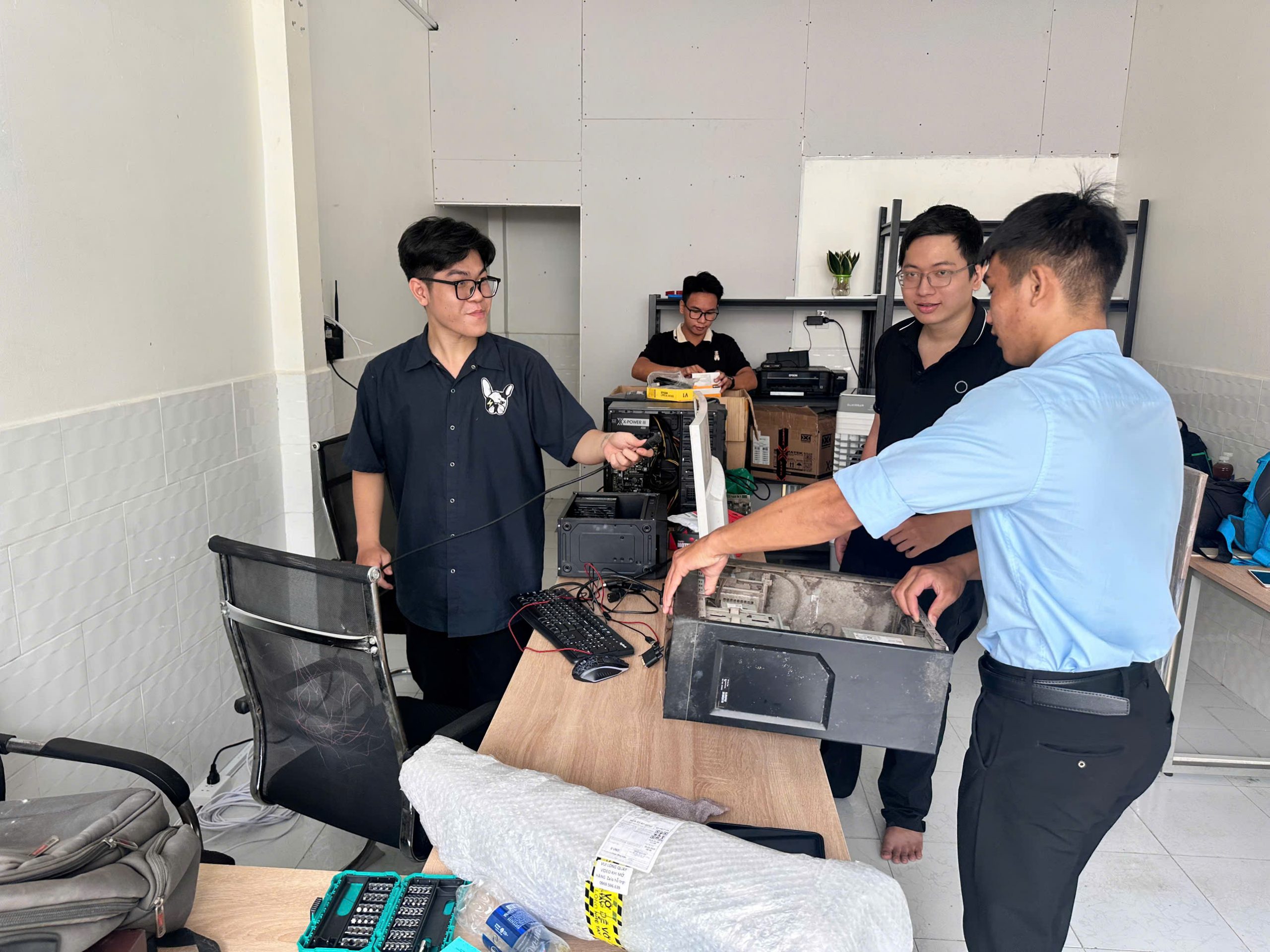 Không gian nội thất và khu vực tiếp nhận máy tại Dolozi Store