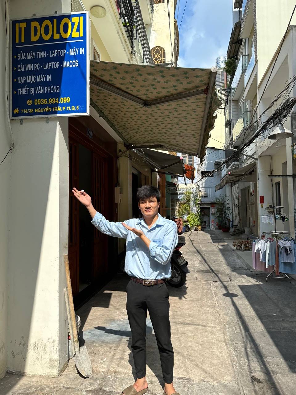 Kỹ thuật viên Dolozi đang kiểm tra máy tính cho khách