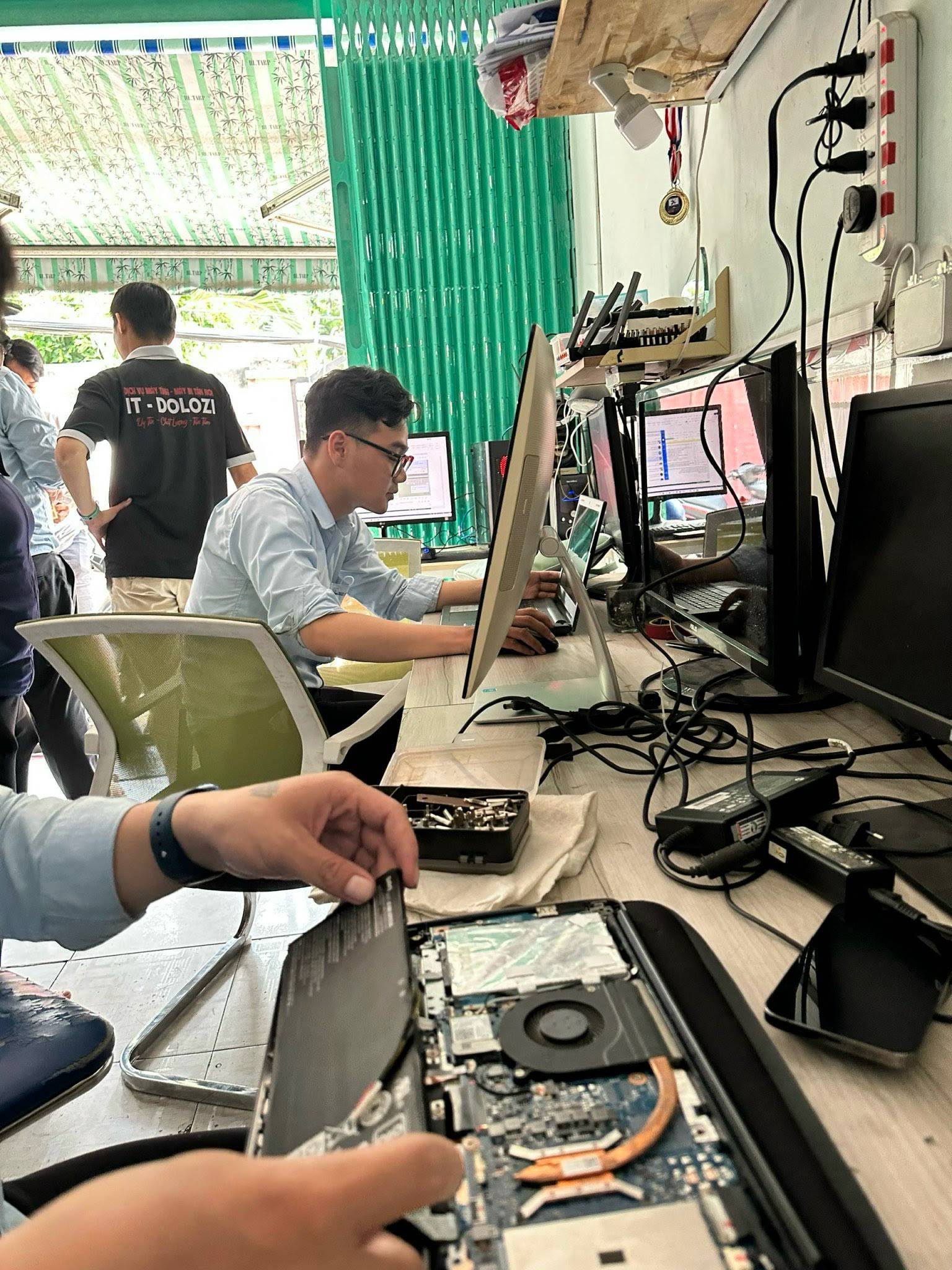 Không gian sửa chữa laptop chuyên nghiệp tại Bình Chánh của Dolozi Store