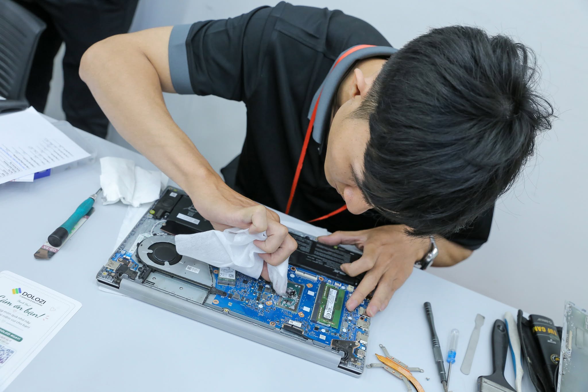 Kỹ thuật viên Dolozi thao tác kỹ thuật máy tính