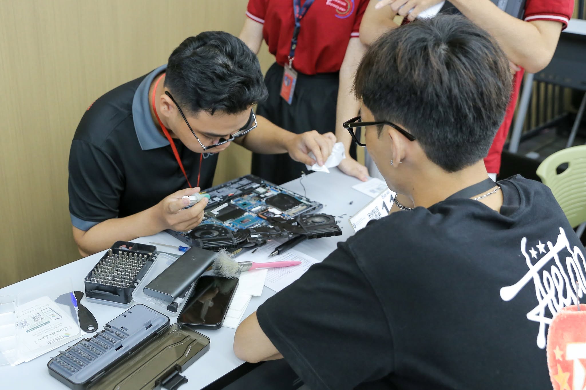 Kỹ thuật viên Dolozi kiểm tra và sửa chữa laptop